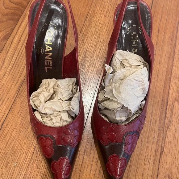 CHANEL Burgundy and Black floral Slingback Heels - Picture 3 of 6